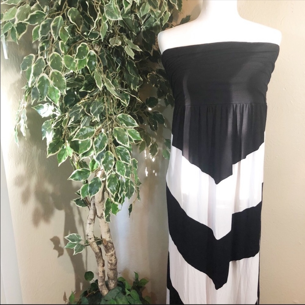 4/$25 - Design History Black/White Maxi Dress
